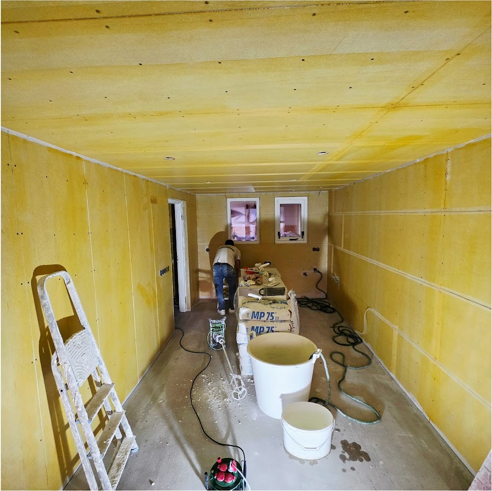 Voor: lange ruimte met wanden en plafond