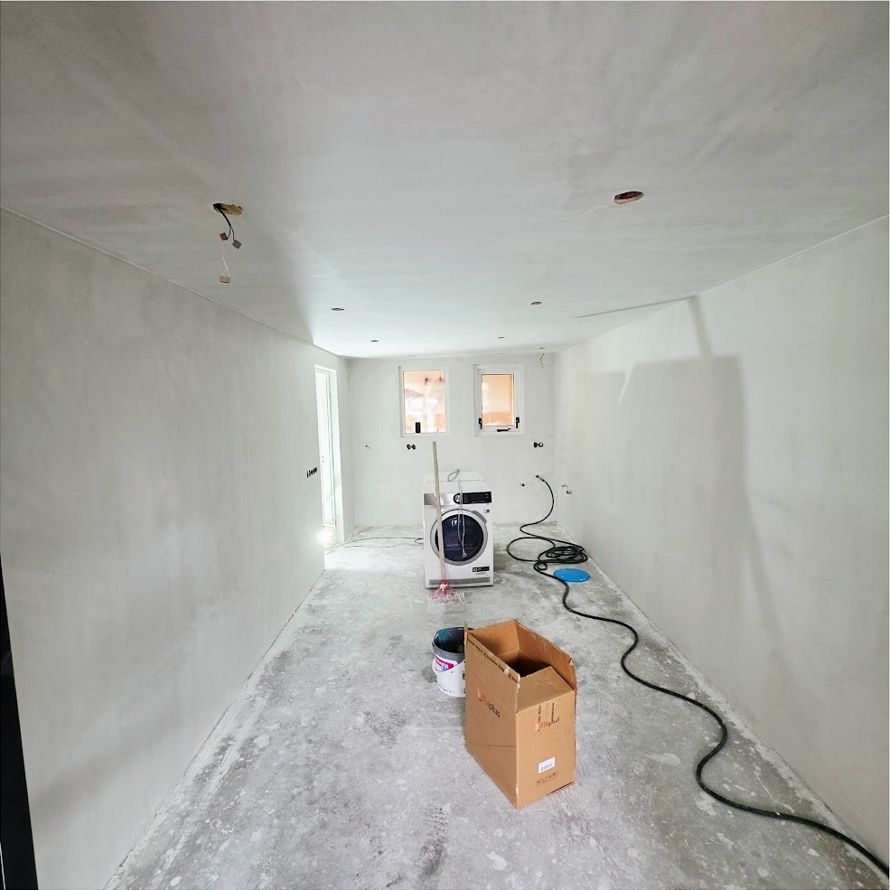 Na: lange ruimte met wanden en plafond
