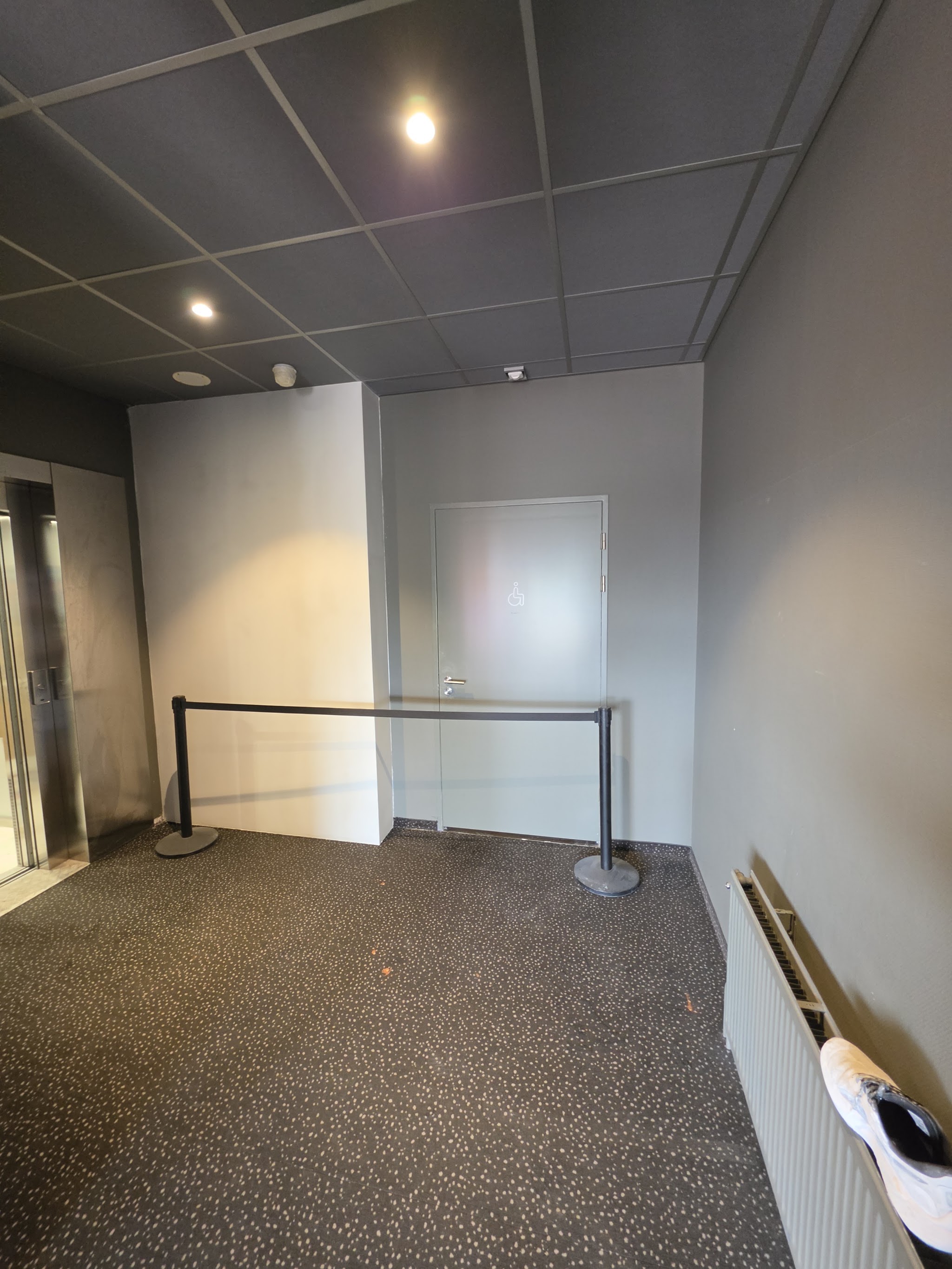 Gang van bioscoop Kinepolis Enschede met grijze wanden en systeemplafond