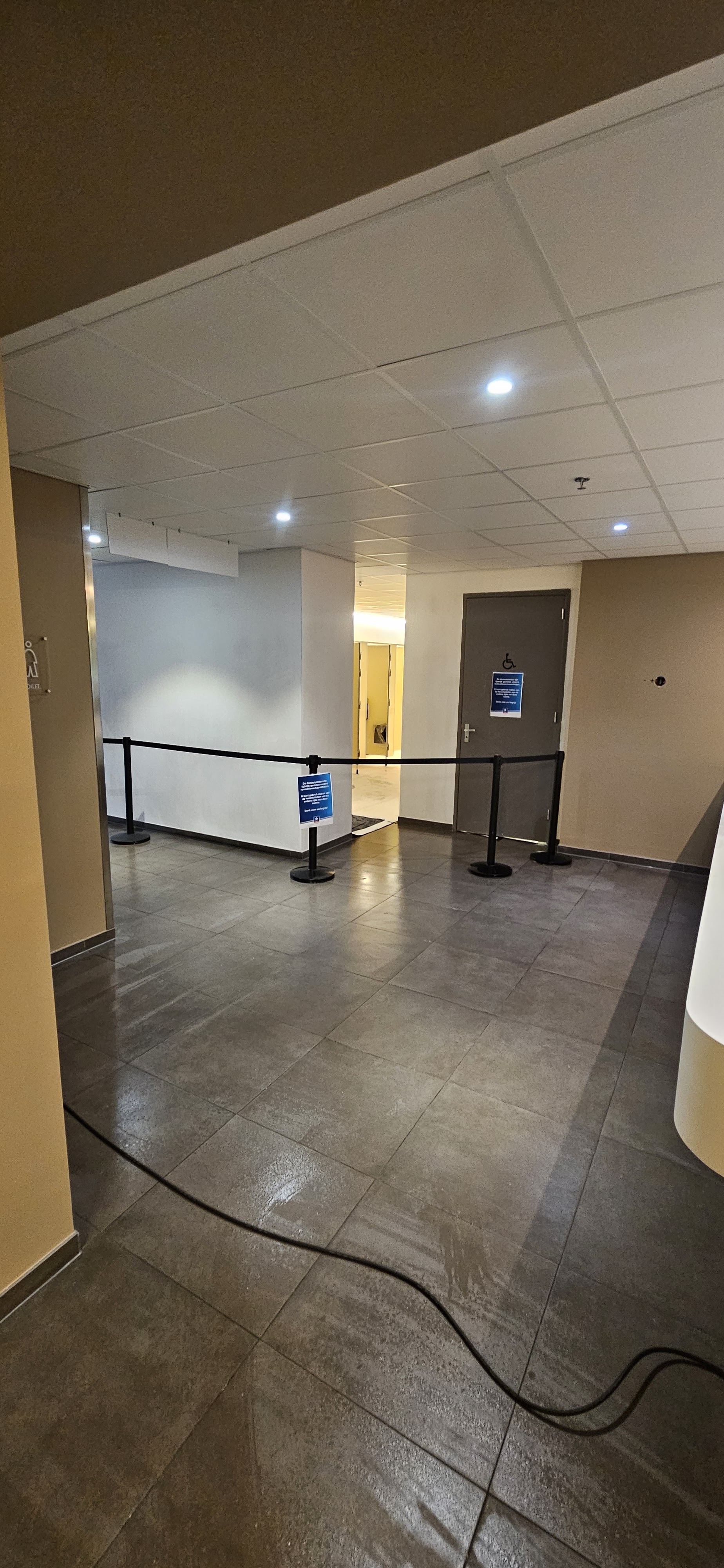 Gang van Kinepolis Enschede met afgewerkte wanden