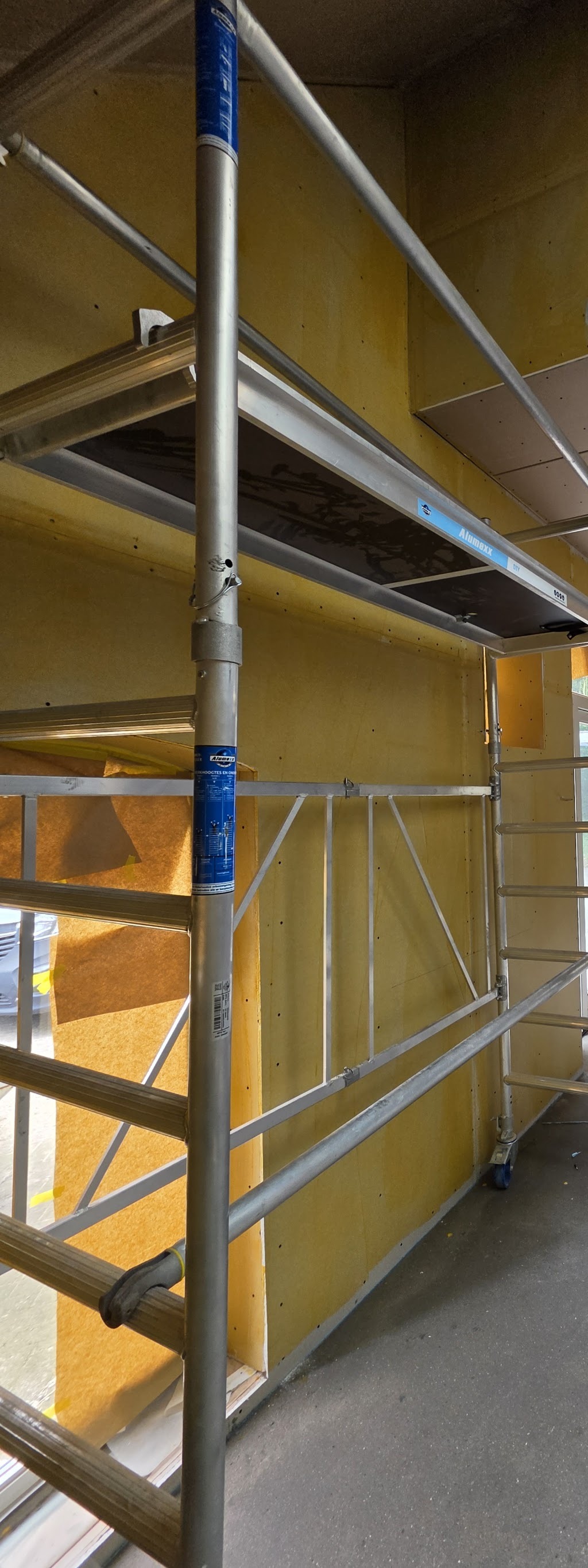 Rolsteiger in een grote hal, plafond in bewerking