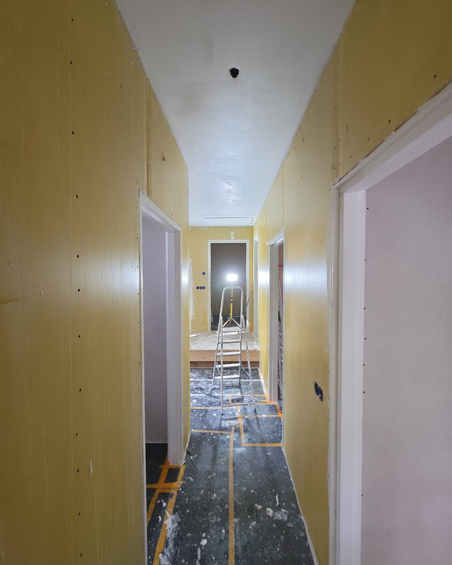Gang in een nieuwbouw met gipsplaten wanden