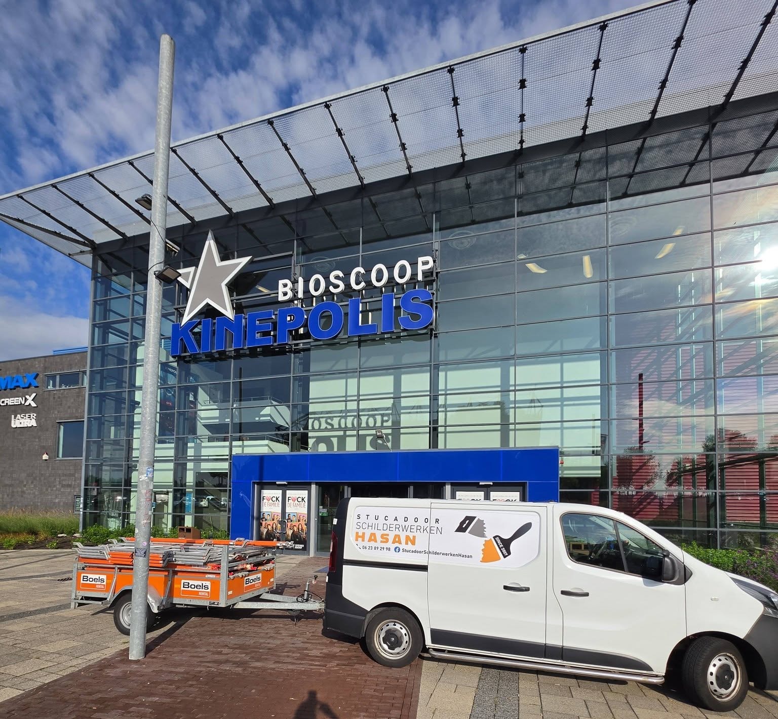 De bus van Stucadoor Schilderwerken Hasan voor bioscoop Kinepolis in Enschede